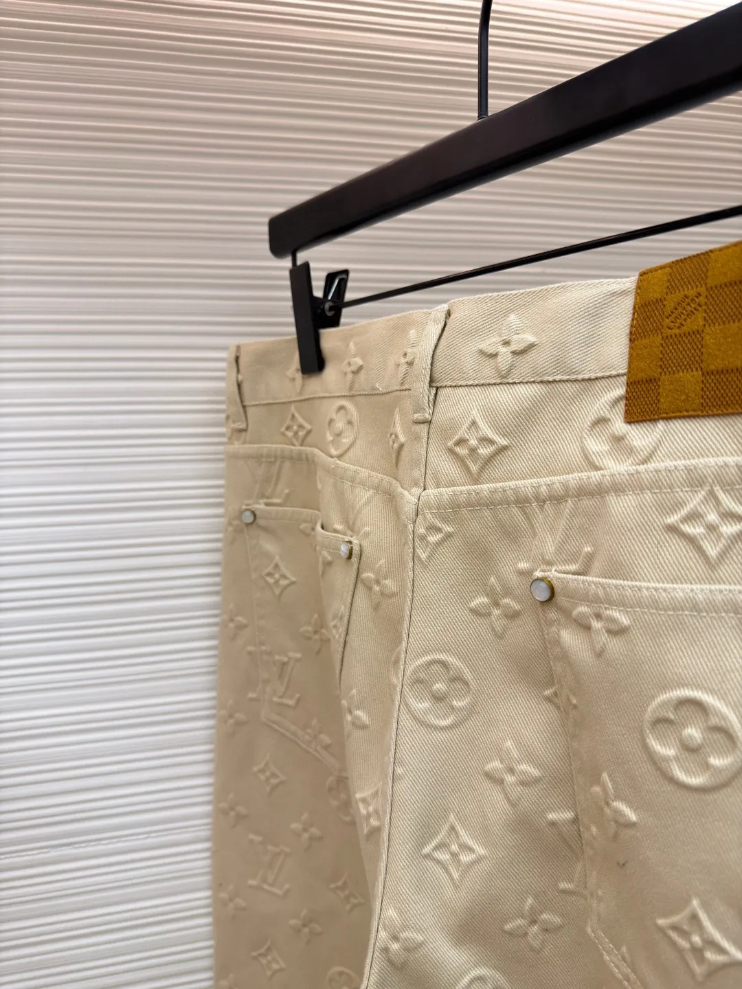 LOUIS VUITTON fully embossed denim trousers ●Original version: Purchased and developed by 16599 ●Item number: 1680985-B75 ●Fabric: Denim denim fabric ●Technology: embossed embossing ●Version: fitted version ●Weight: about 940 grams ●Size: S-M-L-XL ●Description: Made of customized denim fabric, monogram three-dimensional embossing all over, classic brand logo pattern on the front and back, brown brand embossed leather tag on the back waist, white engraved beaded buttons, and white beaded nails on the pockets. It can be matched with tops of the same season to create a fashionable look. Customized accessories, complete with three labels, same style for men and women!
